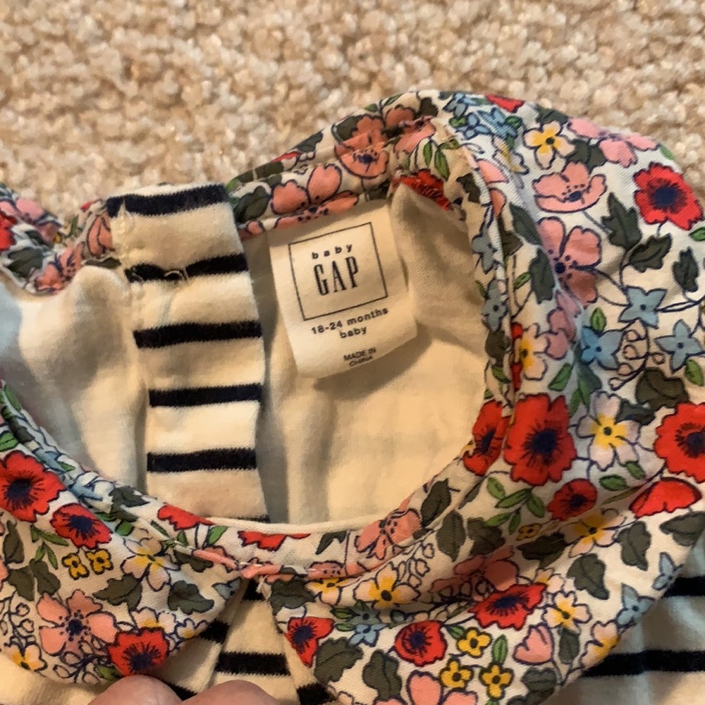 Adorable floral and striped coordinating set - Picture 6 of 9